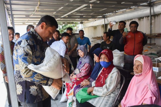 Bantu Ringankan Beban Warga, Pemkot Kediri Salurkan Bantuan Beras