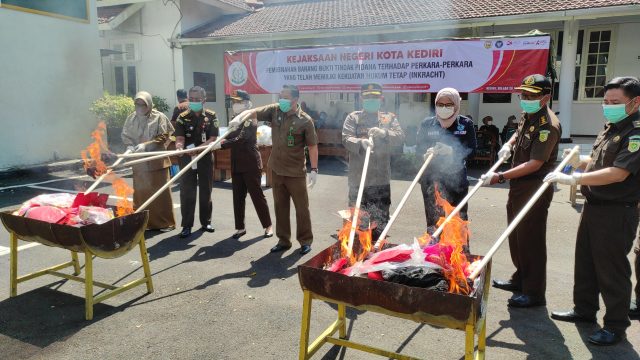 Kejaksaan Negeri Kota Kediri Musnahkan Narkoba hingga Pupuk Palsu