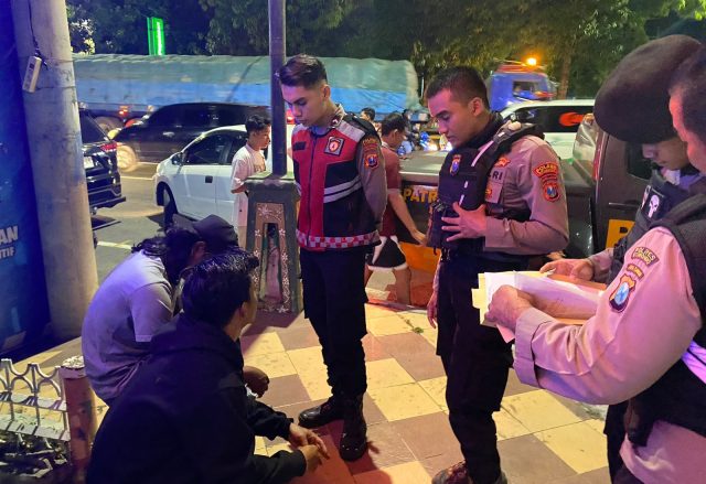 Patroli Presisi, Polres Situbondo Amankan Dua Pemuda Mabuk dan Seratusan Botol Miras