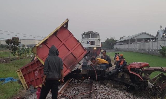 Ditabrak Kereta, Truk di Kediri Terbelah Menjadi Dua