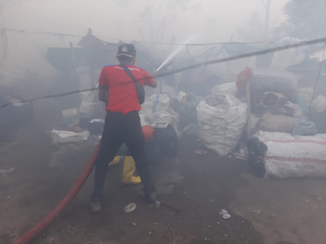 Tiga Hari Sampah di TPA Situbondo Terbakar, Proses Pemadaman Masih Berlangsung 