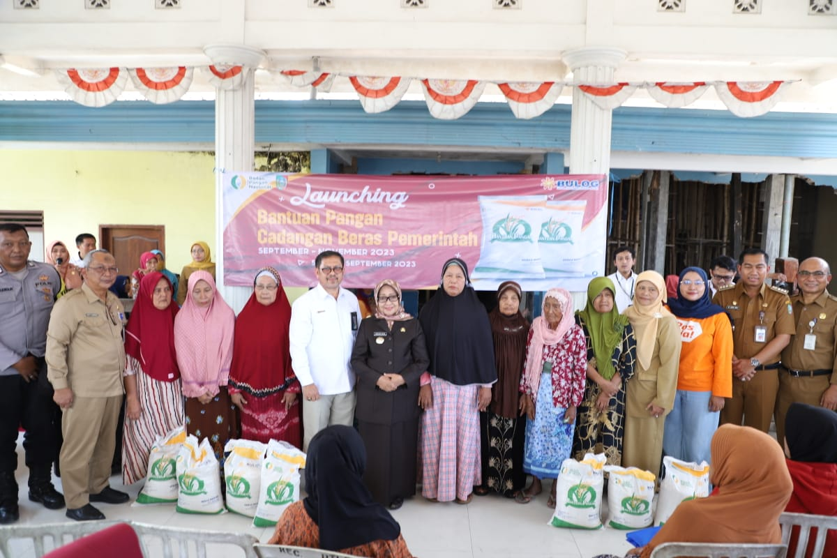 Bupati Mundjidah Launching Cadangan Beras Pemerintah di Desa Tugusumberjo Peterongan Jombang 