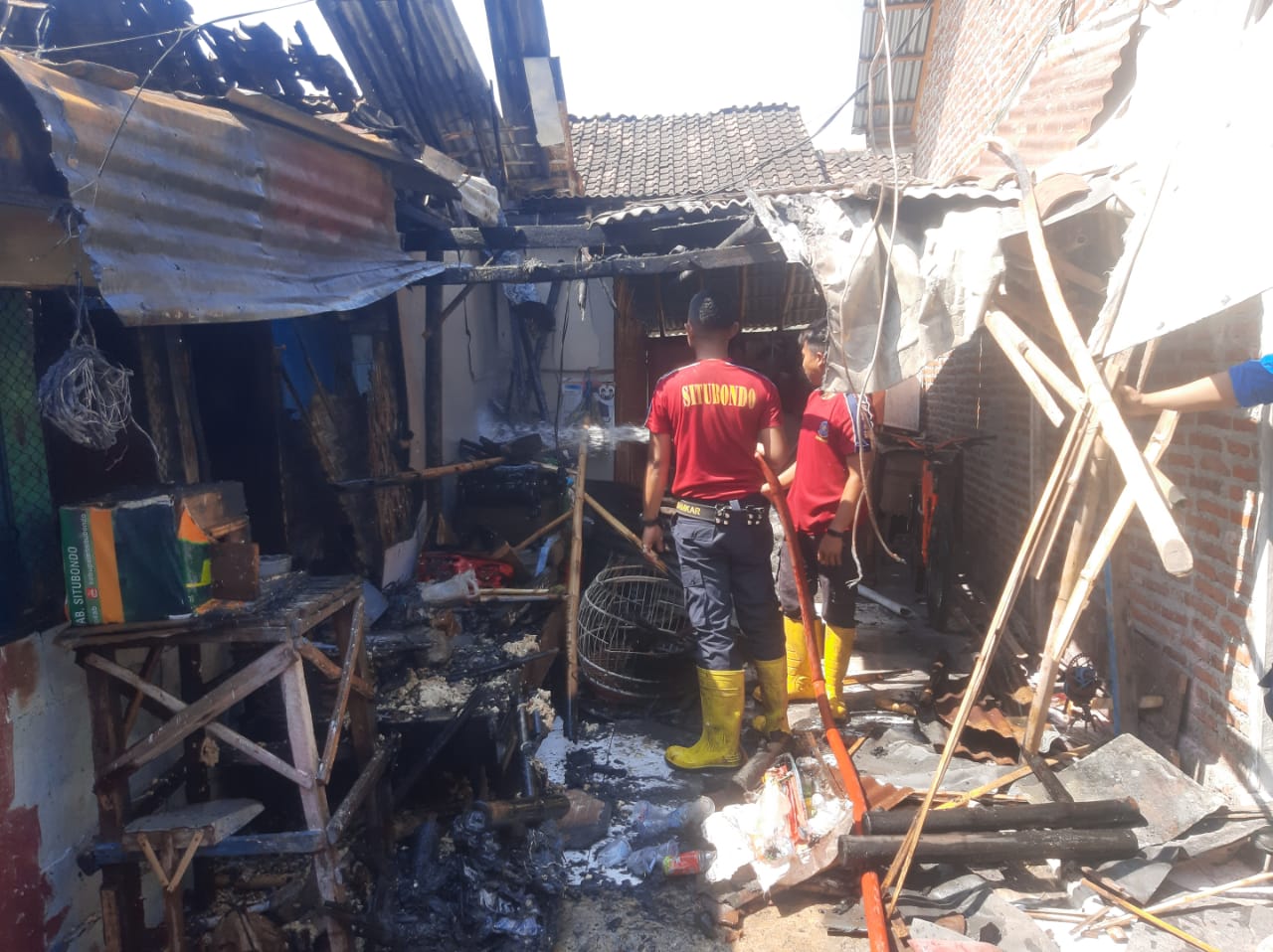 Ditinggal Beli Sarapan, Rumah Kakek Renta di Situbondo Terbakar 