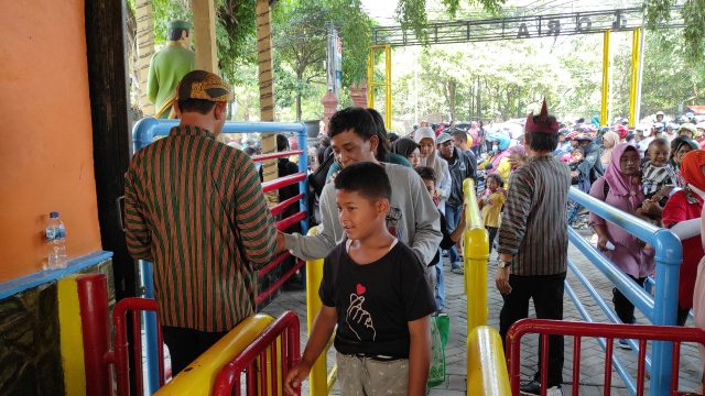 Peringati Hari Pahlawan, Petugas Jaga Kolam Wisata Paggora Kediri Pakai Baju Jadul