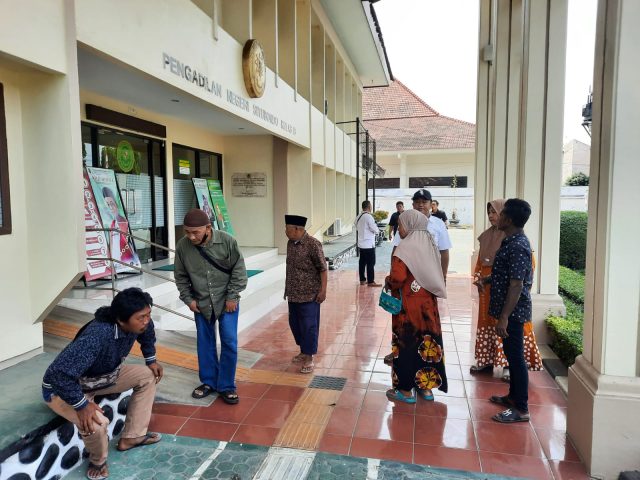 Cari Keadilan Sengketa Tanahnya, Belasan Warga Luruk Kantor PN Situbondo