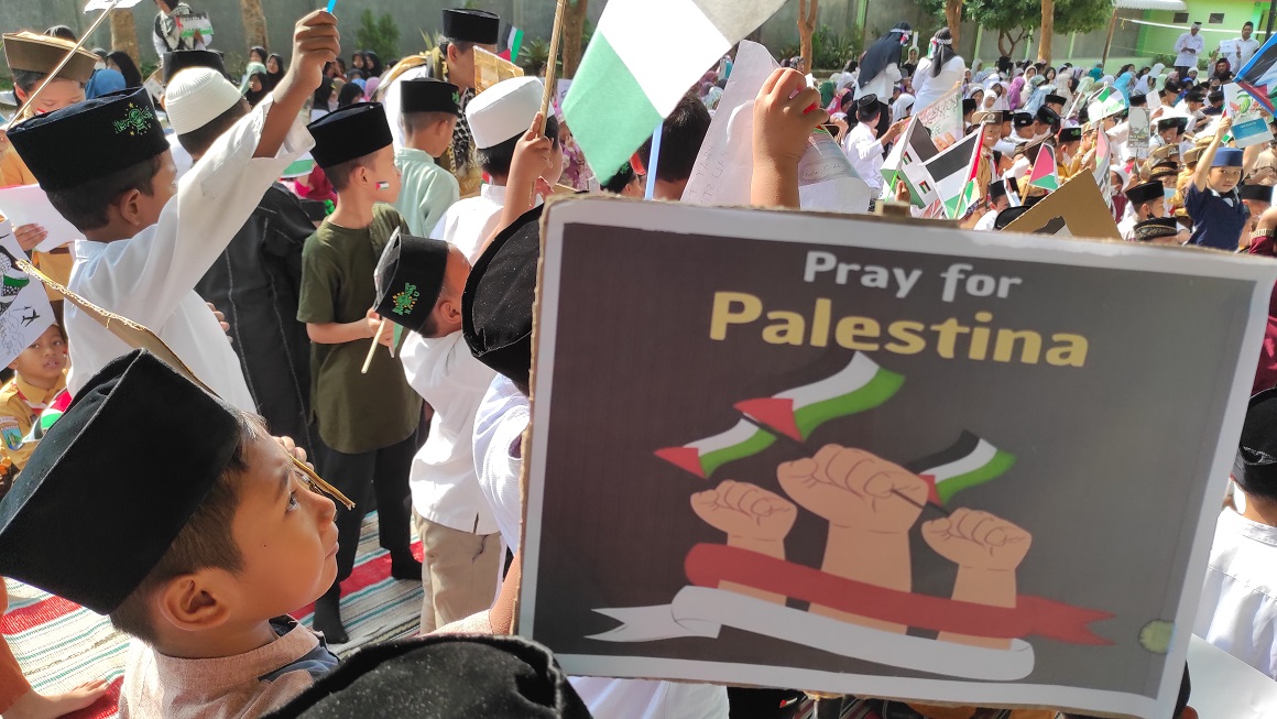 Ratusan Murid MIN Kediri Gelar Doa dan Galang Dana untuk Palestina