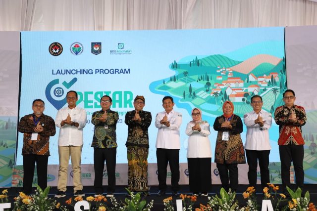 Bupati Mundjidah Wahab Dampingi Menteri Desa Launching Pesiar BPJS Kesehatan Di Jombang