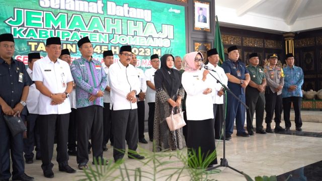 Bupati Jombang Hj Mundjidah Wahab Menyambut Kepulangan Jemaah Haji Kloter 78, 79 Dan 77