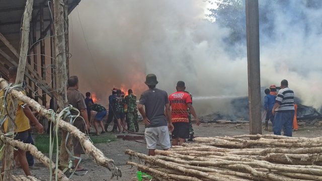 Gudang Kayu di Sidoarjo Terbakar, Penyebab Belum Diketahui