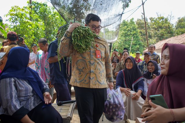 Nongkrong Bareng, Mas Dhito Pikul Sayuran Pemberian Petani