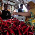 Blusukan di Pasar Centong, Caleg DPRD Kota Kediri Borong Cabai dan Dibagi-bagikan