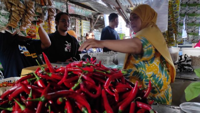 Blusukan di Pasar Centong, Caleg DPRD Kota Kediri Borong Cabai dan Dibagi-bagikan