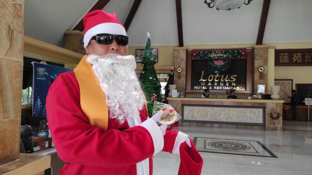 Ada Santa Claus di Hotel Lotus Kediri, Beri Coklat kepada Pengunjung