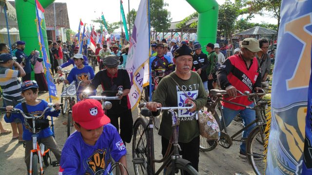 Lestarikan Warisan Leluhur, Ribuan Onthelis se Nusantara Ikuti Parade Ngonthel Berbudaya di Kediri