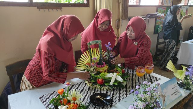 Puluhan Wali Santri MI Al Falah Kediri Ikuti Lomba Menghias Tumpeng