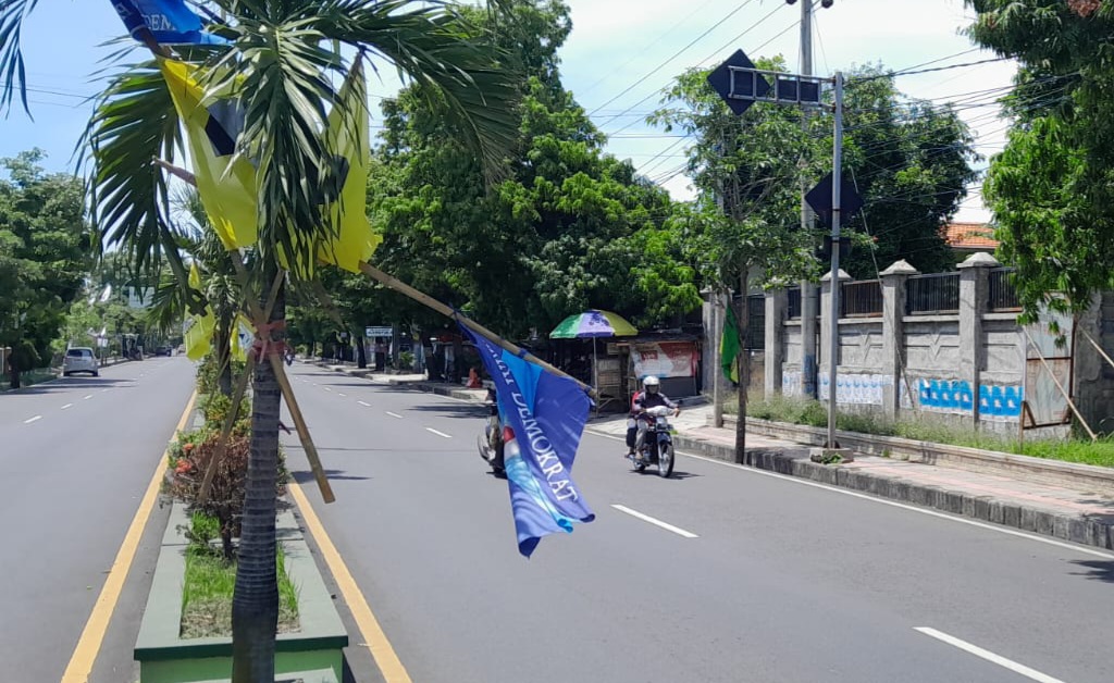 Bendera Parpol di Jalur Pantura Situbondo, Nyaris Celakakan Pemotor 
