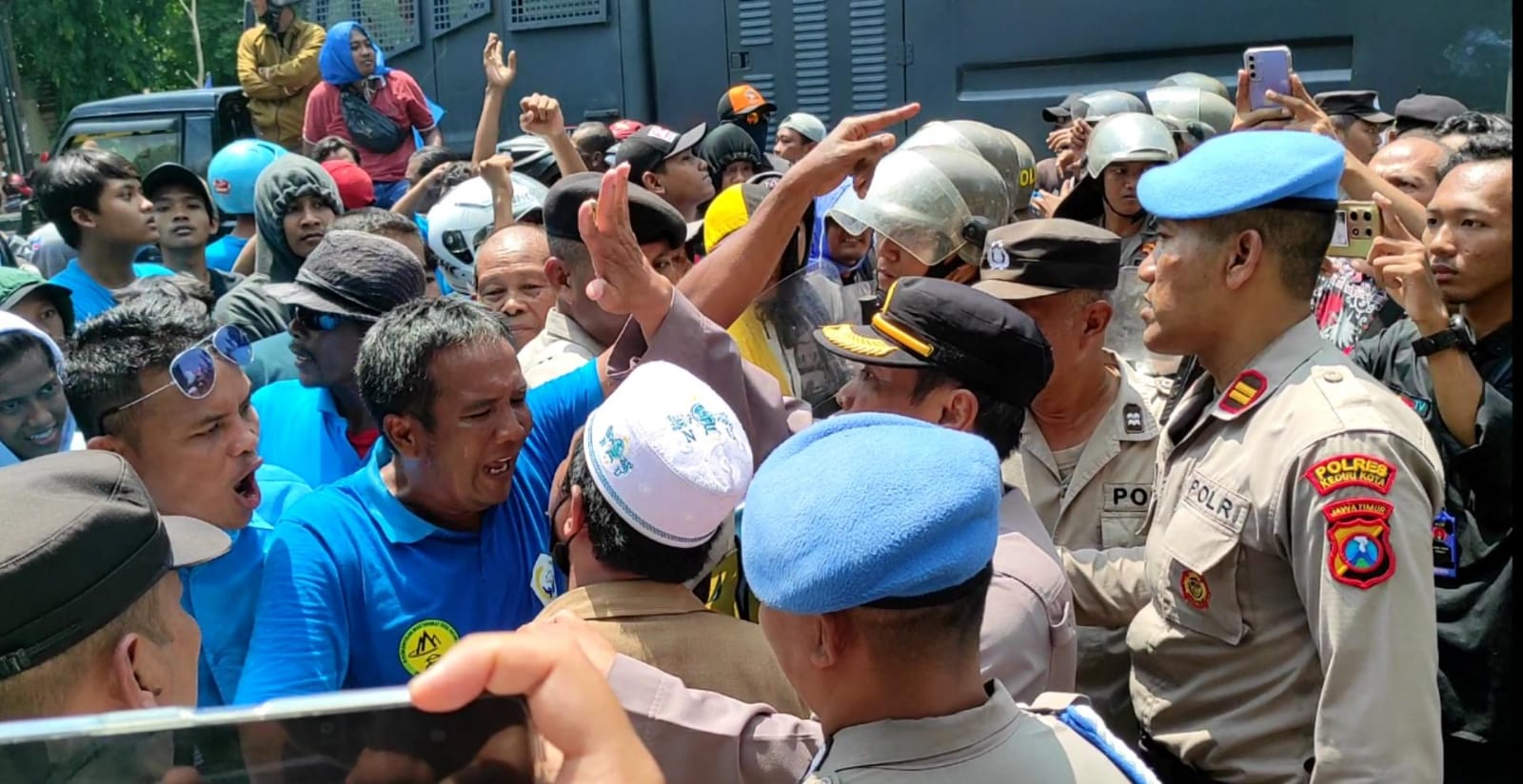 Aksi Demo Dua LSM di Depan Balai Kota Kediri Nyaris Bentrok
