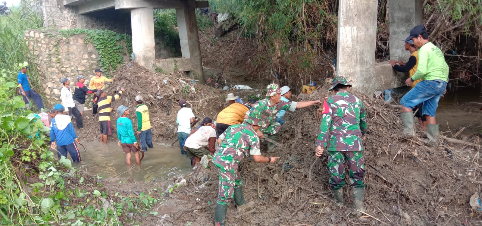 Cegah Banjir, TNI-Polri dan Warga Lamongan Kerja Bakti Bersihkan Kali Lamong