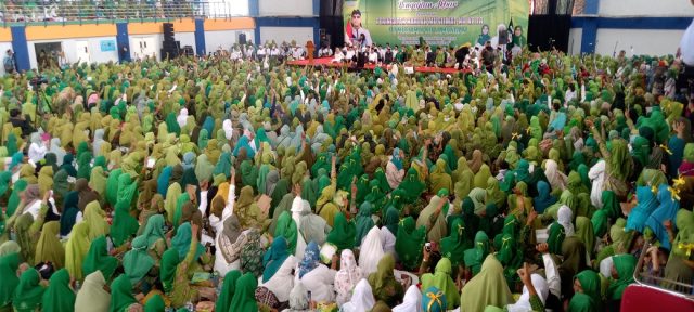 Harlah Muslimat NU ke-78 di Lamongan, Gus Miftah Senandungkan Salawat Prabowo Gibran