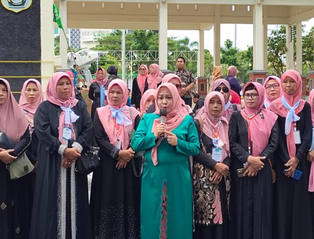 Tawadhu’ Pimpinan, Ribuan Muslimat NU Lamongan Berangkat ke Stadion GBK Jakarta