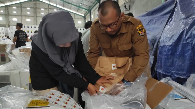 KPU Kota Kediri Mulai Packing Surat Suara dan Logistik Lainnya