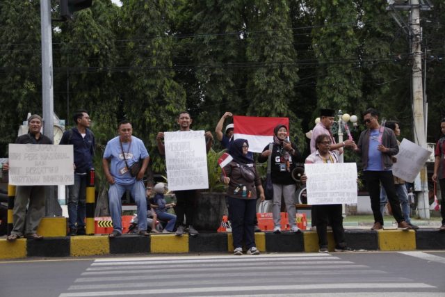 Peringati HPN, PWI Situbondo Bagi-bagi Bunga dan Ajak Masyarakat Sukseskan Pemilu 