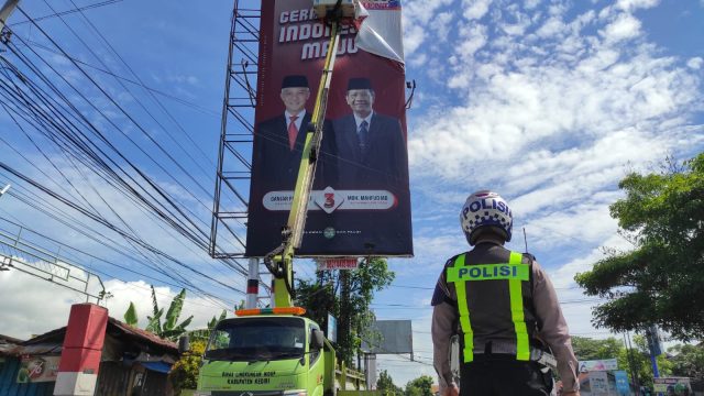 Tertibkan Baliho di Hari Tenang, Bawaslu Kabupaten Kediri gunakan Mobil Crane