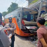 Gegara Rem Blong, Bus Moedah di Lamongan Tabrak Tiang Listrik dan Warung