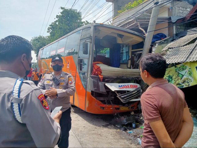 Gegara Rem Blong, Bus Moedah di Lamongan Tabrak Tiang Listrik dan Warung