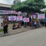 Jalan Rusak Parah, Ratusan Warga Desa Margourip Kediri Demo Tolak Truk Pasir