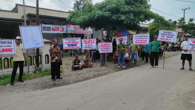 Jalan Rusak Parah, Ratusan Warga Desa Margourip Kediri Demo Tolak Truk Pasir