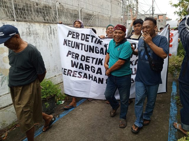 Warga Kelurahan Sukomulyo Lamongan Demo Tuntut Tower Dirobohkan