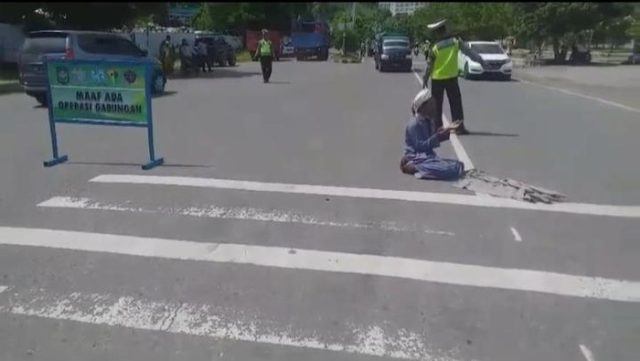 Pria Bersorban di Bima, Berdoa di Tengah Jalan Minta Polisi Diberi Adzab