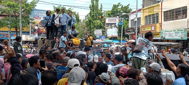 Kampanye Masif Prabowo-Gibran di Lamongan, Pilar 08 Bagikan Kaos, Alat Tulis dan Nasi Kotak