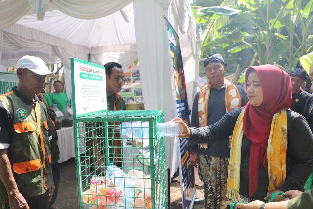 Peringatan HPSN 2024 Di Pasar Barongan Momentum Atasi Sampah Plastik Dengan Cara Produktif