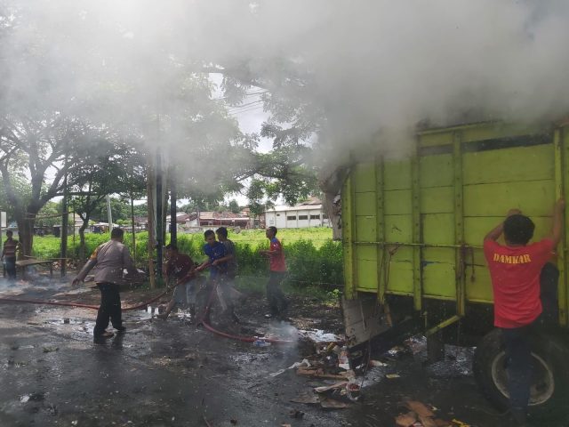Truck Bermuatan Rongsokan Terbakar di Jalur Pantura Situbondo