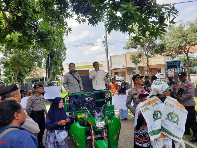 Puluhan Warga Kapongan Situbondo, Demo Tuntut Perangkat Desa Penyeleweng CBP Dicopot 