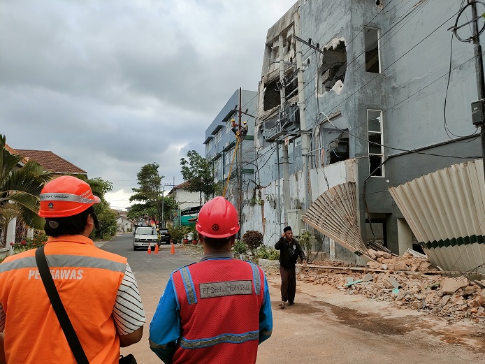 Gedung Tinggi di Jember Dirobohkan, Material Hantam Gardu Listrik Pemadaman Ratusan Pelanggan