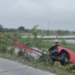 Oleng, Mobil Pikap di Lamongan Masuk Sungai Usai Tabrak Pemotor