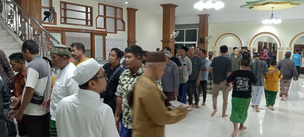 Masjid Agung Lamongan Sediakan Ratusan Takjil Gratis Setiap Hari Selama Ramadan 