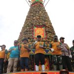 Kick Off KenDuren Wonosalam 2024 Pj Bupati Jombang Terjun Langsung Bagikan Durian