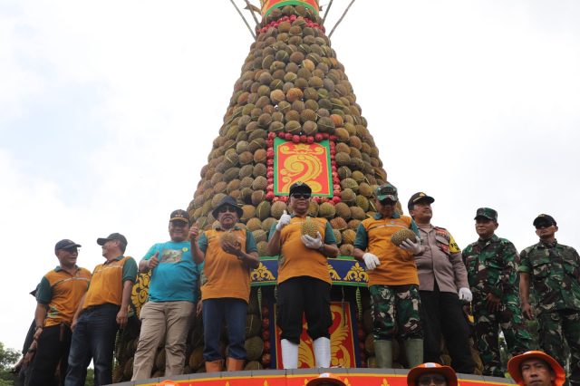 Kick Off KenDuren Wonosalam 2024 Pj Bupati Jombang Terjun Langsung Bagikan Durian