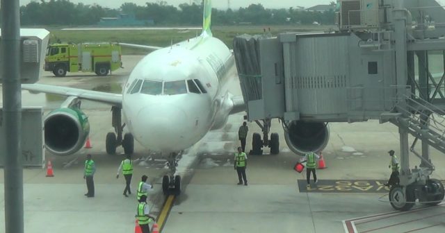 Pesawat Citilink Mendarat Perdana di Bandara Dhoho Kediri, Disambut Water Salute