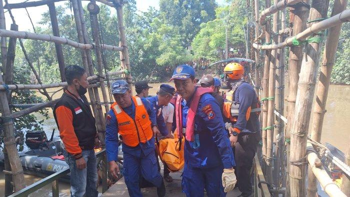 Tercebur Sungai, Ayah dan Anak asal Driyorejo Gresik Ditemukan Meninggal