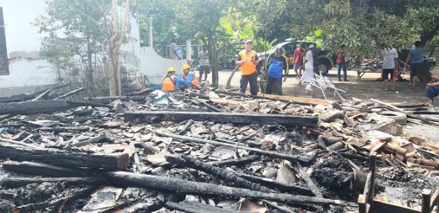 Diduga Akibat Korsleting Listrik, Rumah dan Garasi Mobil di Situbondo Hangus Terbakar 