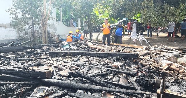 Diduga Akibat Korsleting Listrik, Rumah dan Garasi Mobil di Situbondo Hangus Terbakar 