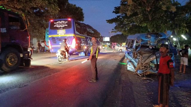 Bus Pariwisata dengan Mobil Travel di Situbondo Tabrakan, Dua Luka Berat Belasan Terluka