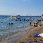 Libur Lebaran, Wisata Pantai Pasir Putih Situbondo Dipadati Ribuan Pengunjung