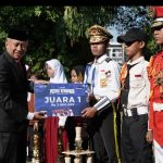 Pj Bupati Nganjuk Serahkan Sejumlah Penghargaan saat Upacara Peringatan Hari Pendidikan Nasional