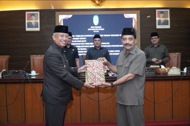 Pj Bupati Hadiri Rapat Paripurna DPRD Kabupaten Nganjuk dan Sampaikan Dua Raperda